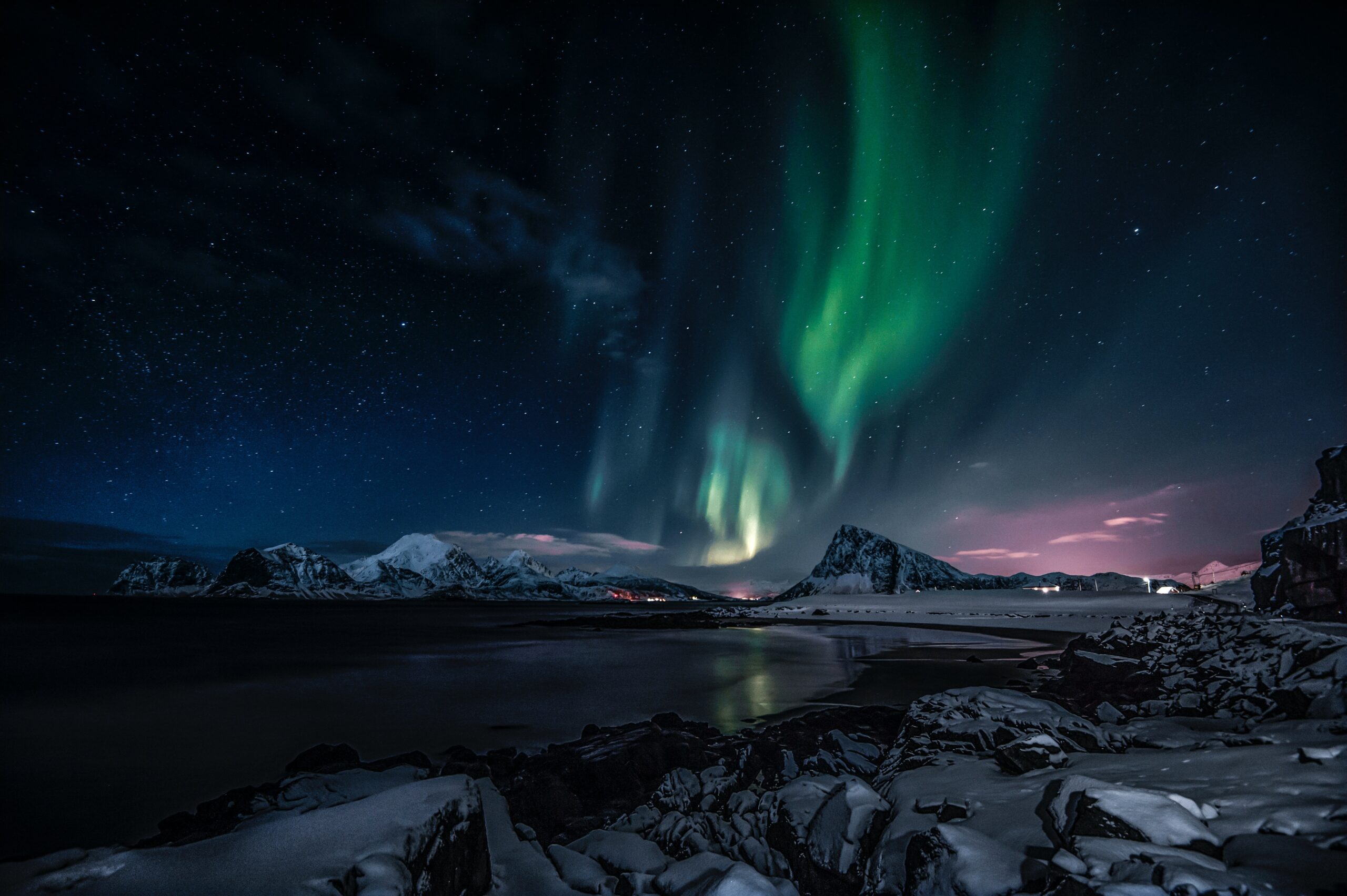 Szenisches Foto von Aurora während des Abends, Norway